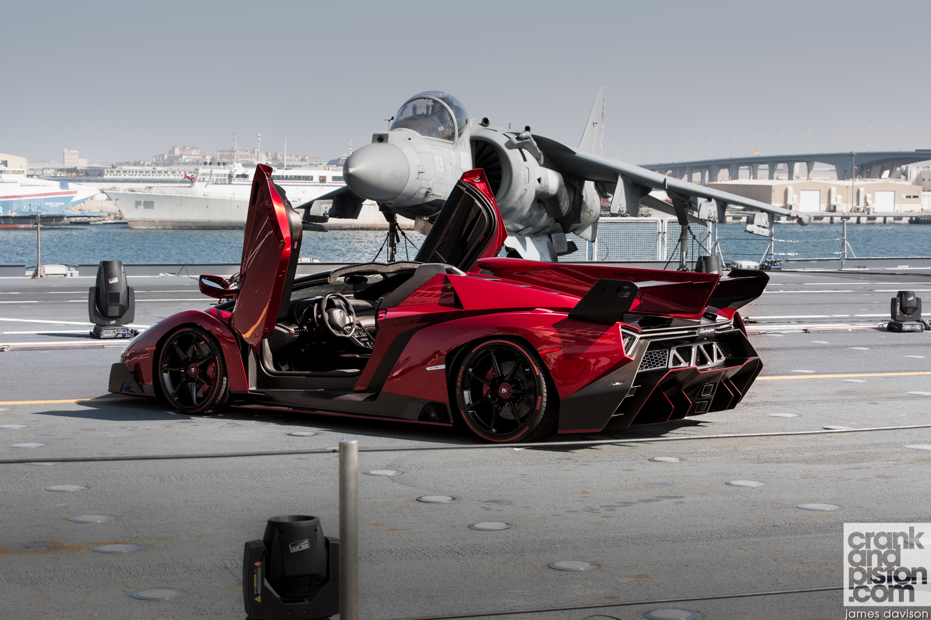 Авто остается. Lamborghini Veneno Roadster 2014. Lamborghini Veneno Roadster 2020. Lamborghini Veneno Roadster 2018. Lamborghini Veneno Roadster самая дорогая.